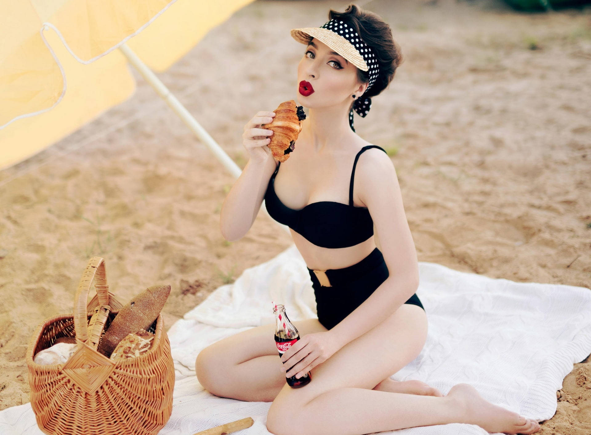 Retro Beach Woman Bikini Wallpaper
