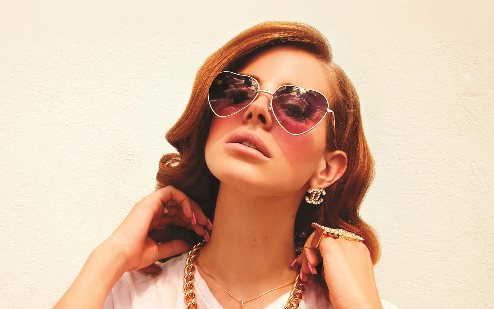 Retro Glamour Sunglasses Woman Wallpaper