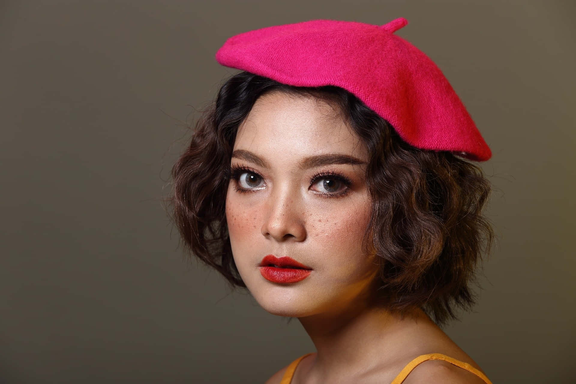 Gaya Rambut Retro Dengan Beret Merah Muda Wallpaper