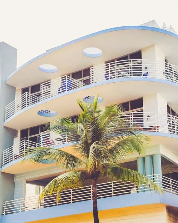 Et bygning med balkoner og palmetræer Wallpaper