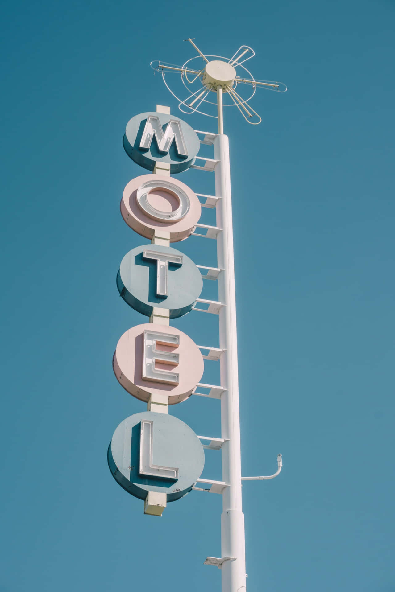 Vue Verticale D'un Panneau De Motel Rétro Fond d'écran