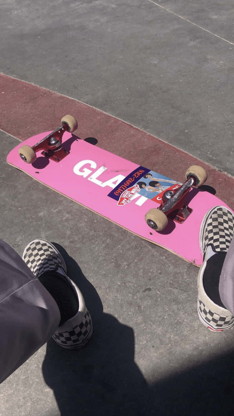 En person sidder på en skateboard i byen. Wallpaper
