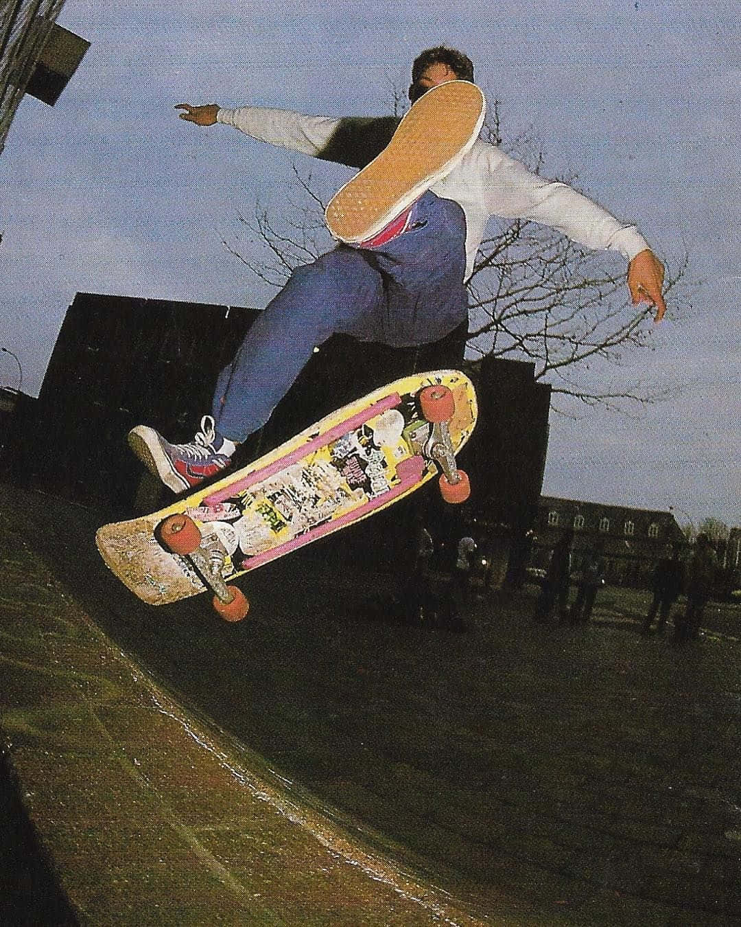 En skateboarder, der udfører et trick fra en halvpipe. Wallpaper