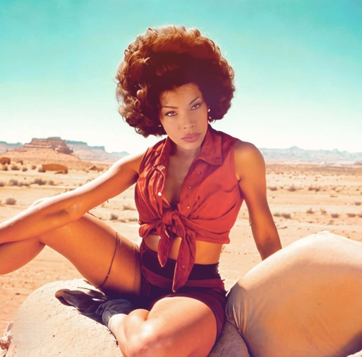 Retro Styled Desert Fashion Shoot Wallpaper