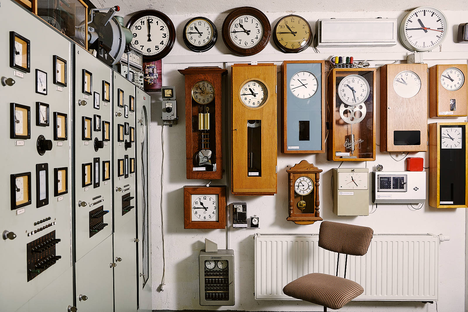 Retro Wall-mounted Clocks Collection Wallpaper