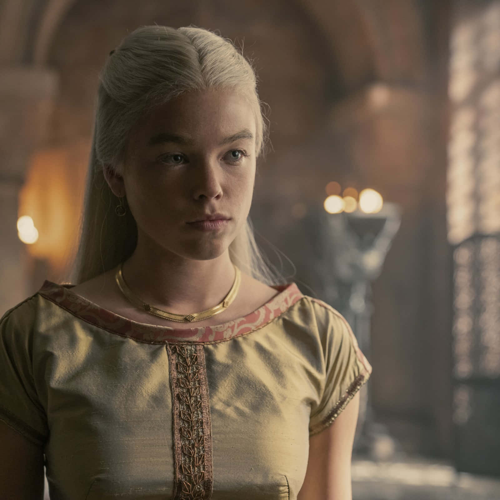 Rhaenyra Targaryen gul-gulden kjole tapet: Wallpaper