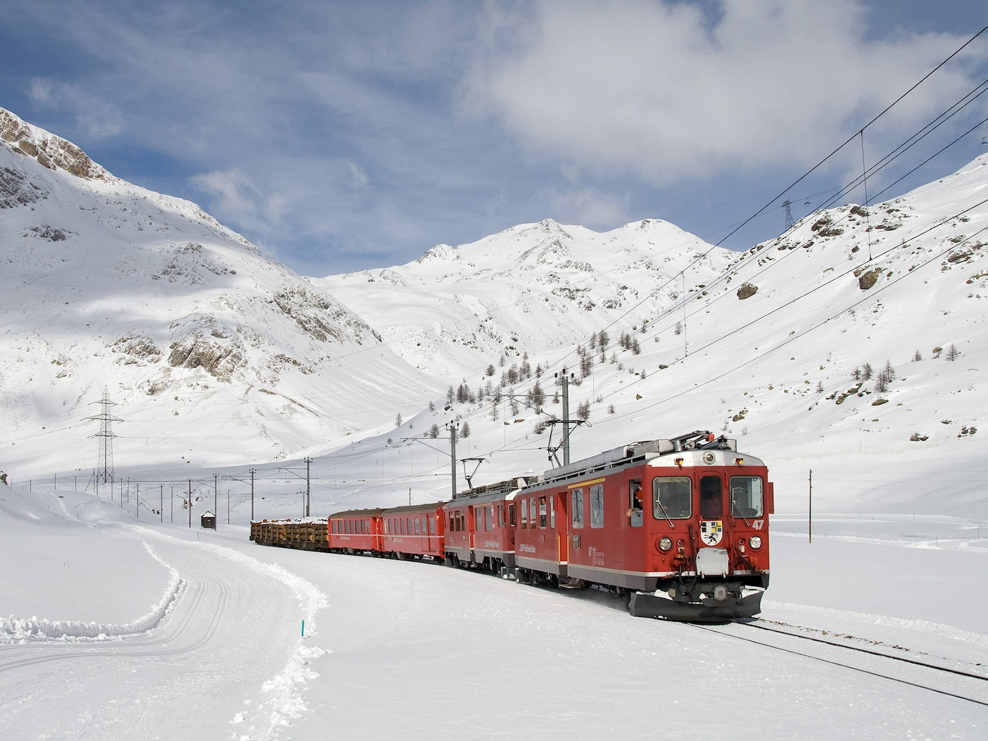 Hav det smukke Schweiz på din skærm med dette Rhaetian Railway Schweiz Wallpaper. Wallpaper