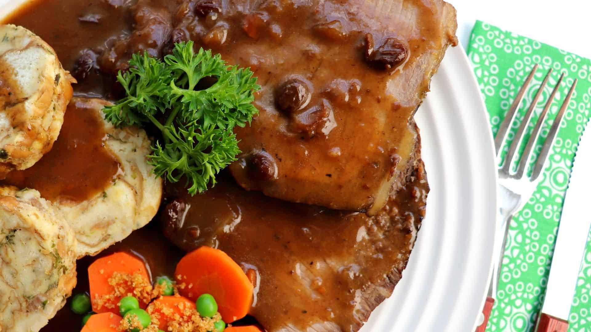 Rhenish Sauerbraten Meal With Carrots And Peas Wallpaper