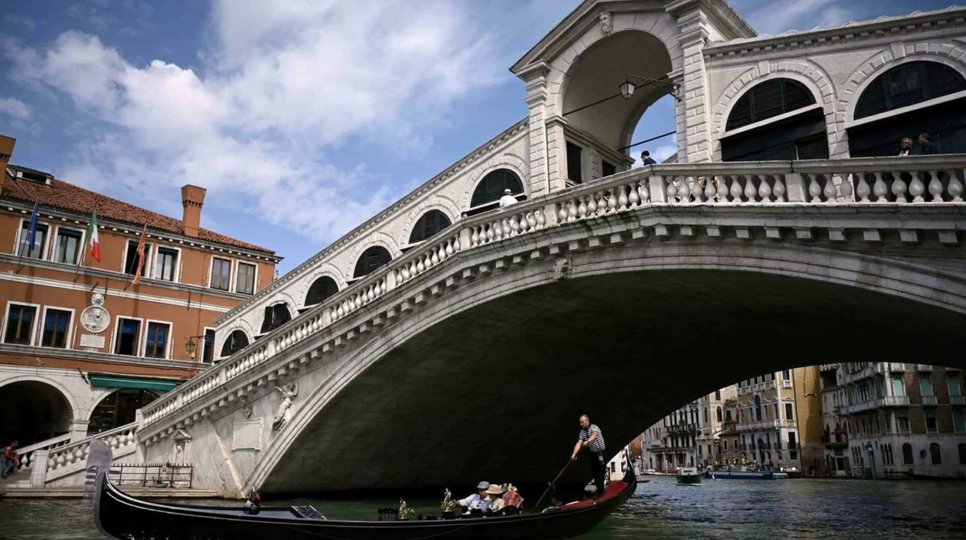 Puenterialto En Venecia, Italia, Toma De Cerca. Fondo de pantalla