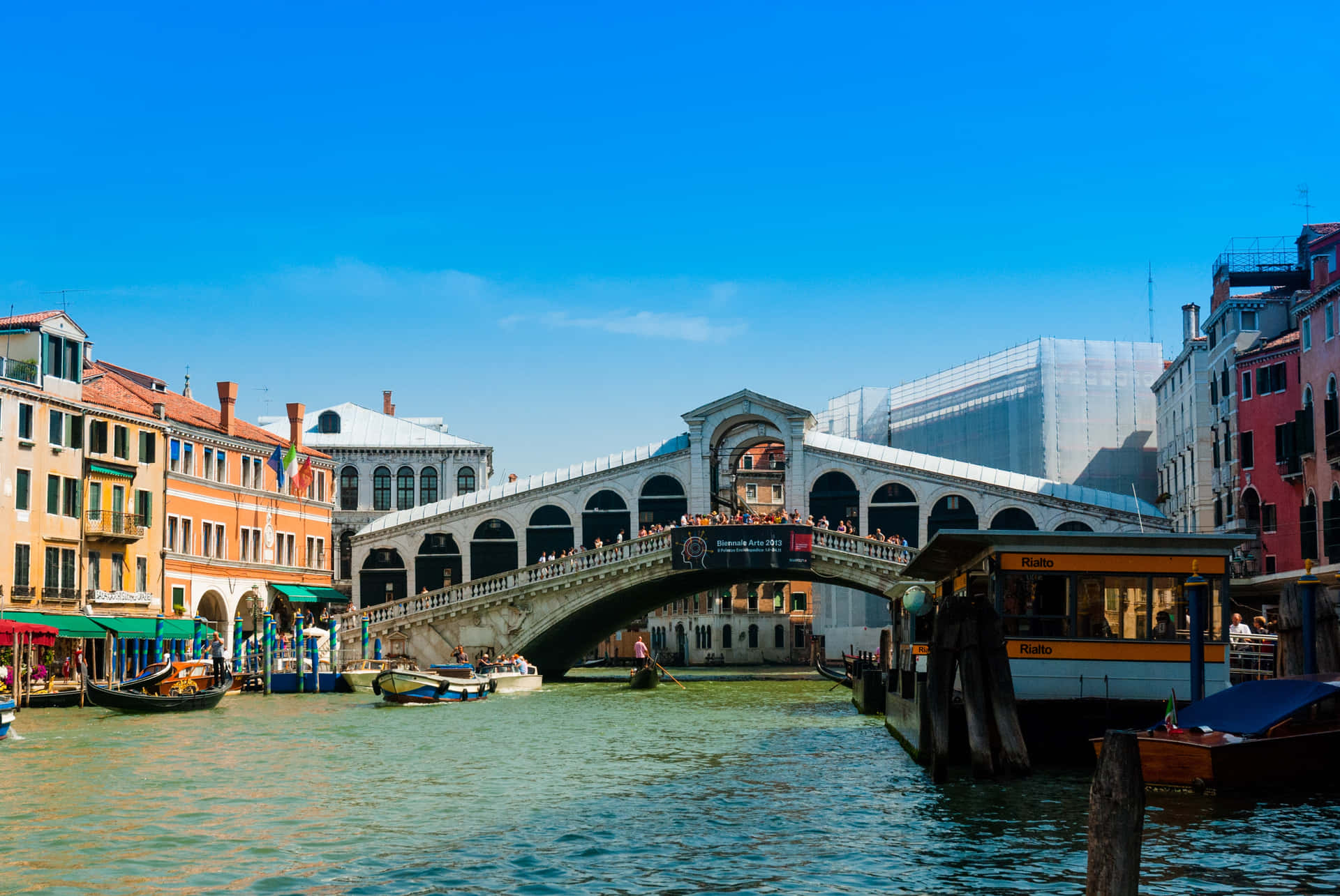 Puentede Rialto En Venecia, Italia En Un Día Soleado. Fondo de pantalla