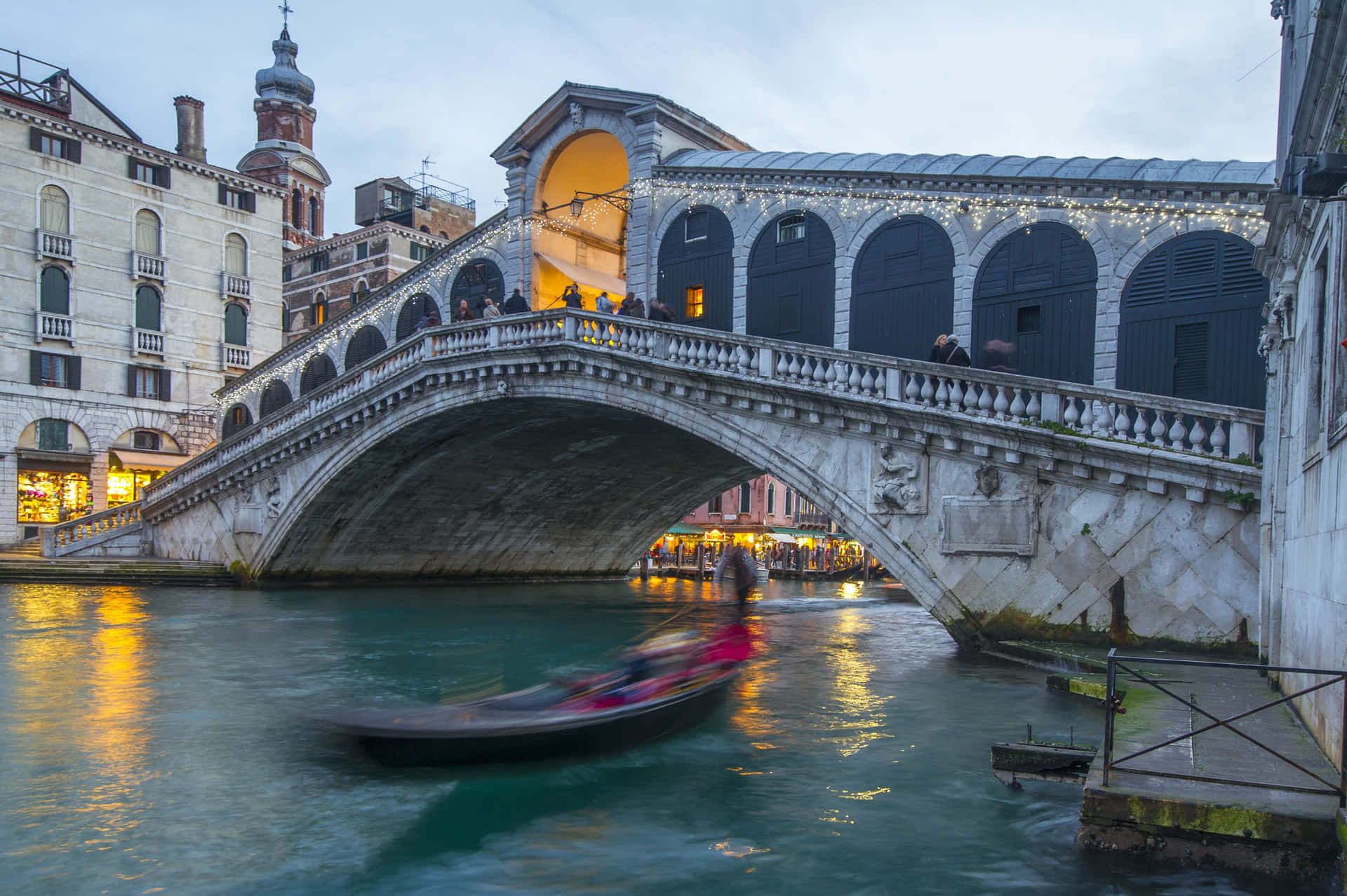 Puentede Rialto Con El Gran Canal En Venecia, Italia. Fondo de pantalla