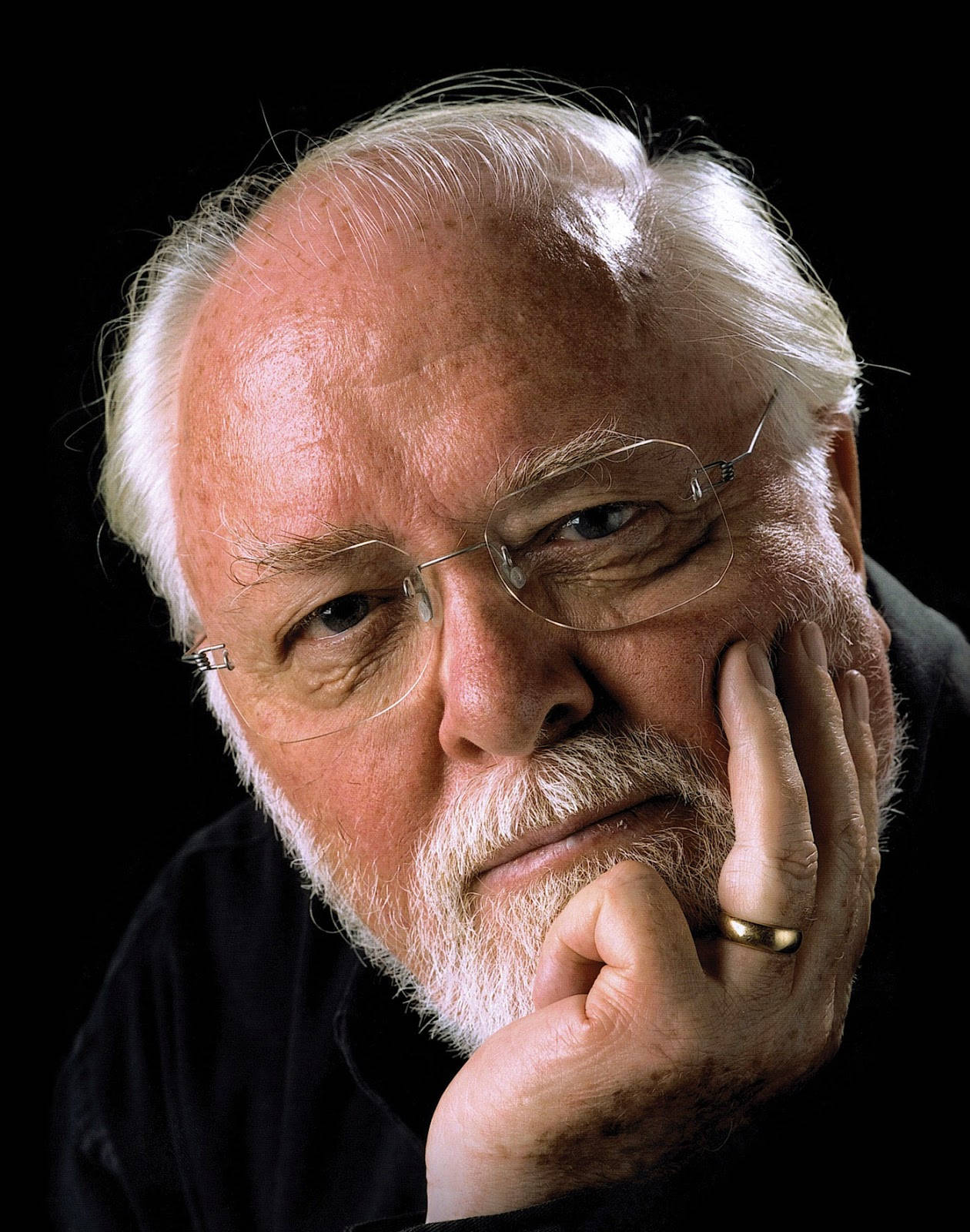 Richardattenborough Med Handen På Hakan. (this Would Be A Caption For A Wallpaper Featuring A Photo Of Richard Attenborough With His Hand On His Chin.) Wallpaper