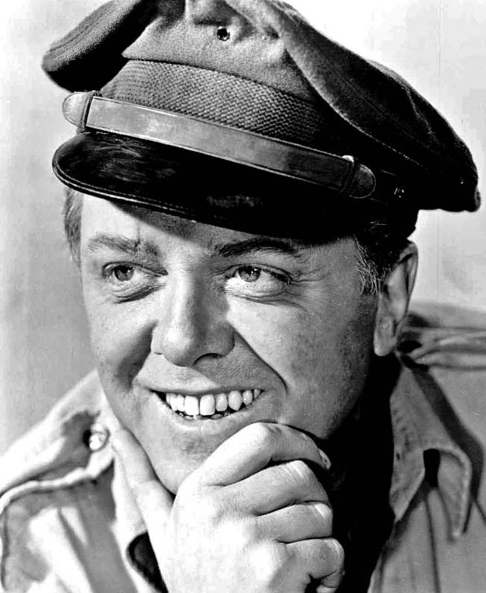 Richard Attenborough Soldier Outfit Black And White Wallpaper