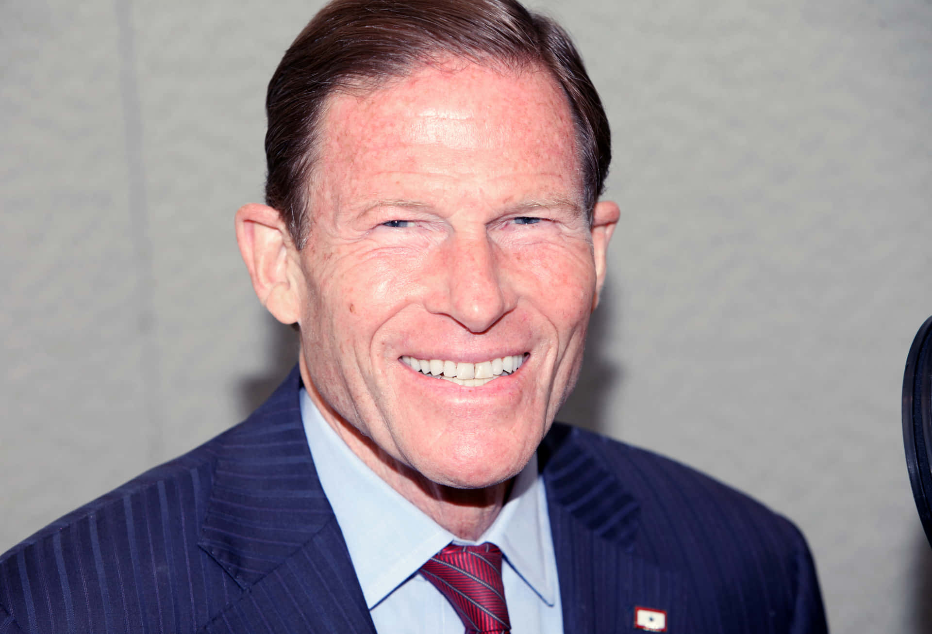 Richardblumenthal Ler I En Blå Kostym - This Could Be A Potential Title For A Computer Or Mobile Wallpaper Featuring A Photo Of Senator Richard Blumenthal Smiling In A Blue Suit. Wallpaper