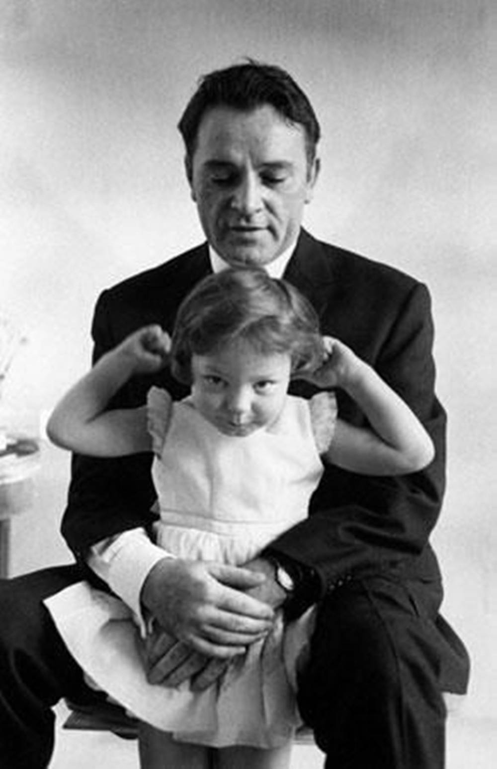 Richard Burton With His Daughter Wallpaper