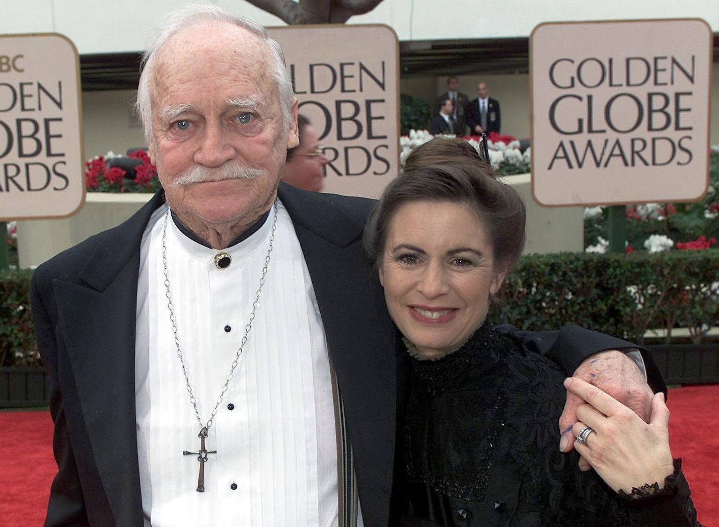 Richardfarnsworth Y Su Novia En Los Premios Globo De Oro. Fondo de pantalla