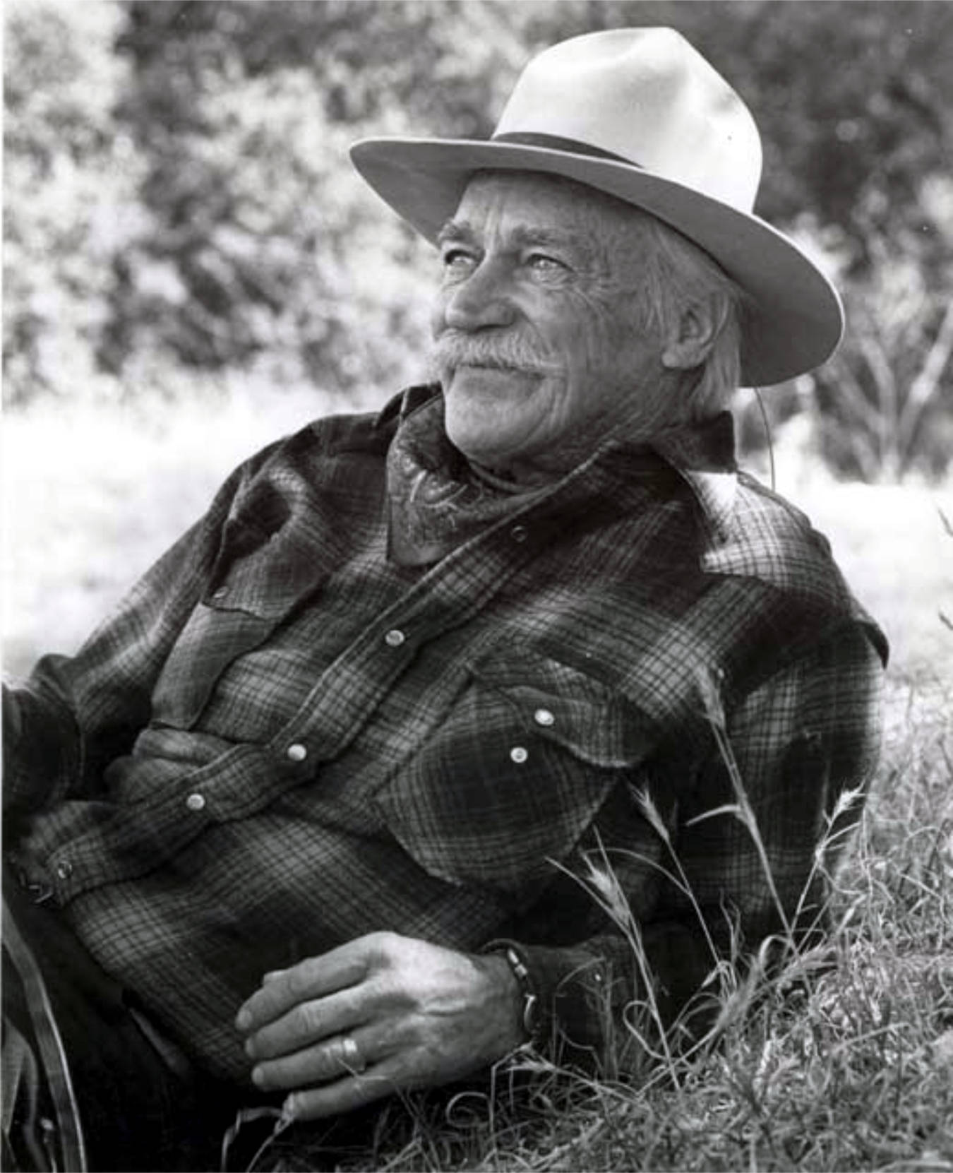 Richard Farnsworth sort og hvid på græs rodeo tapet Wallpaper