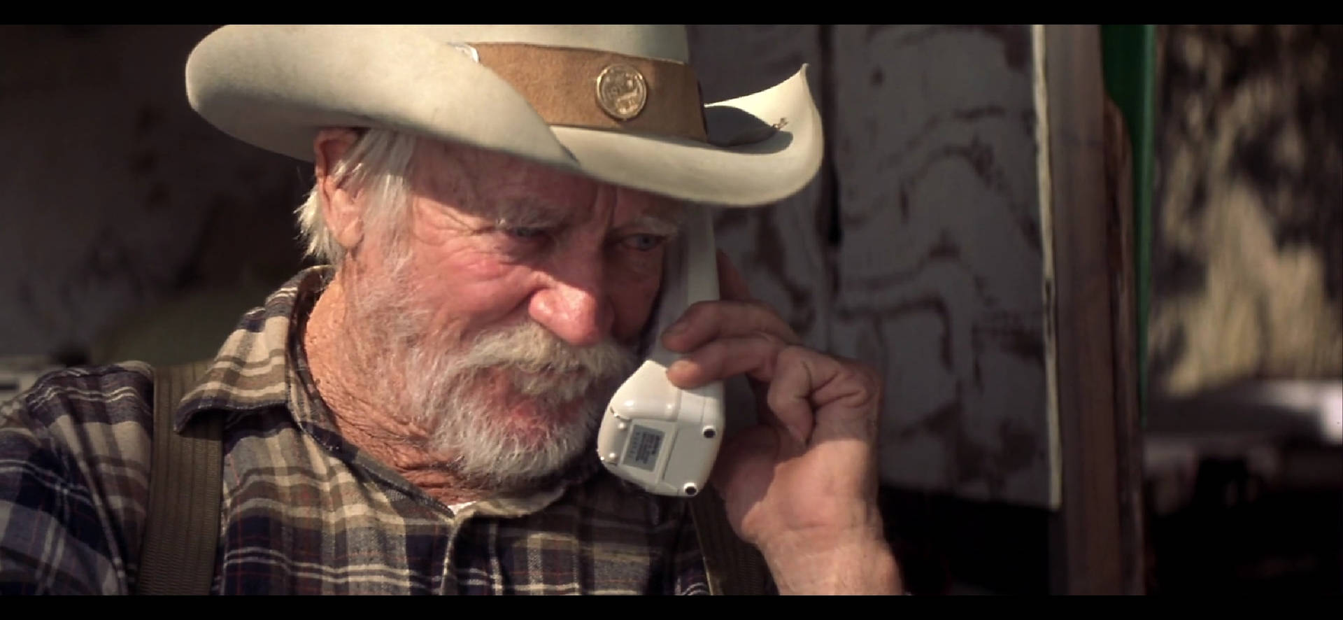 Richardfarnsworth Con Sombrero Vaquero Haciendo Una Llamada Telefónica. Fondo de pantalla