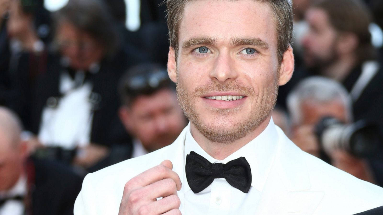 Richard Madden In All-white Suit