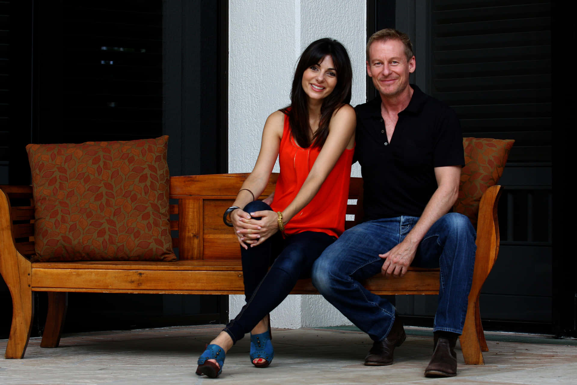 Richard Roxburgh Et Sa Compagne Assis Sur Un Banc En Plein Air Fond d'écran