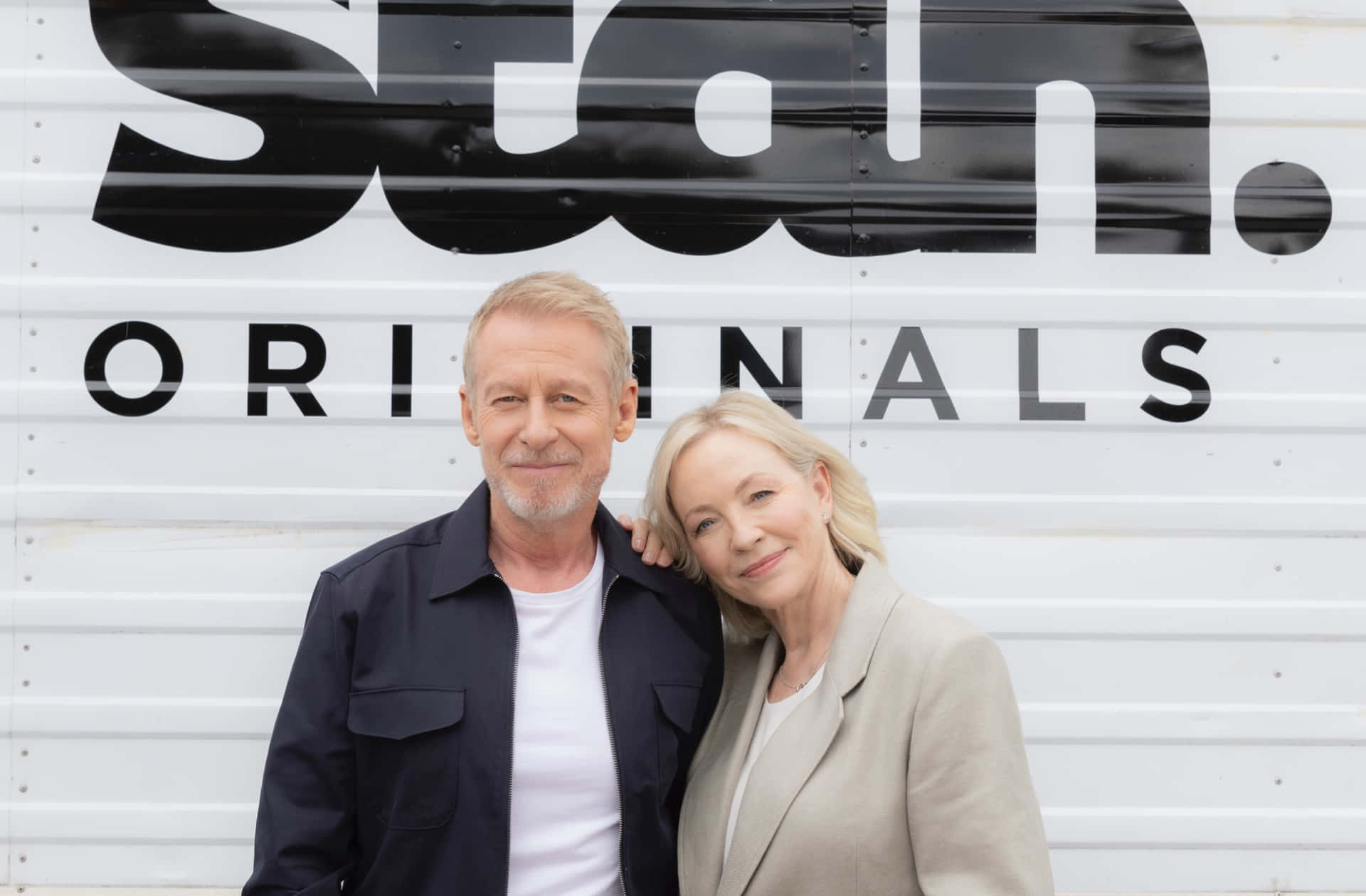 Richard Roxburgh Et Son Coéquipier Souriant À Côté Du Panneau Studio Originals Fond d'écran