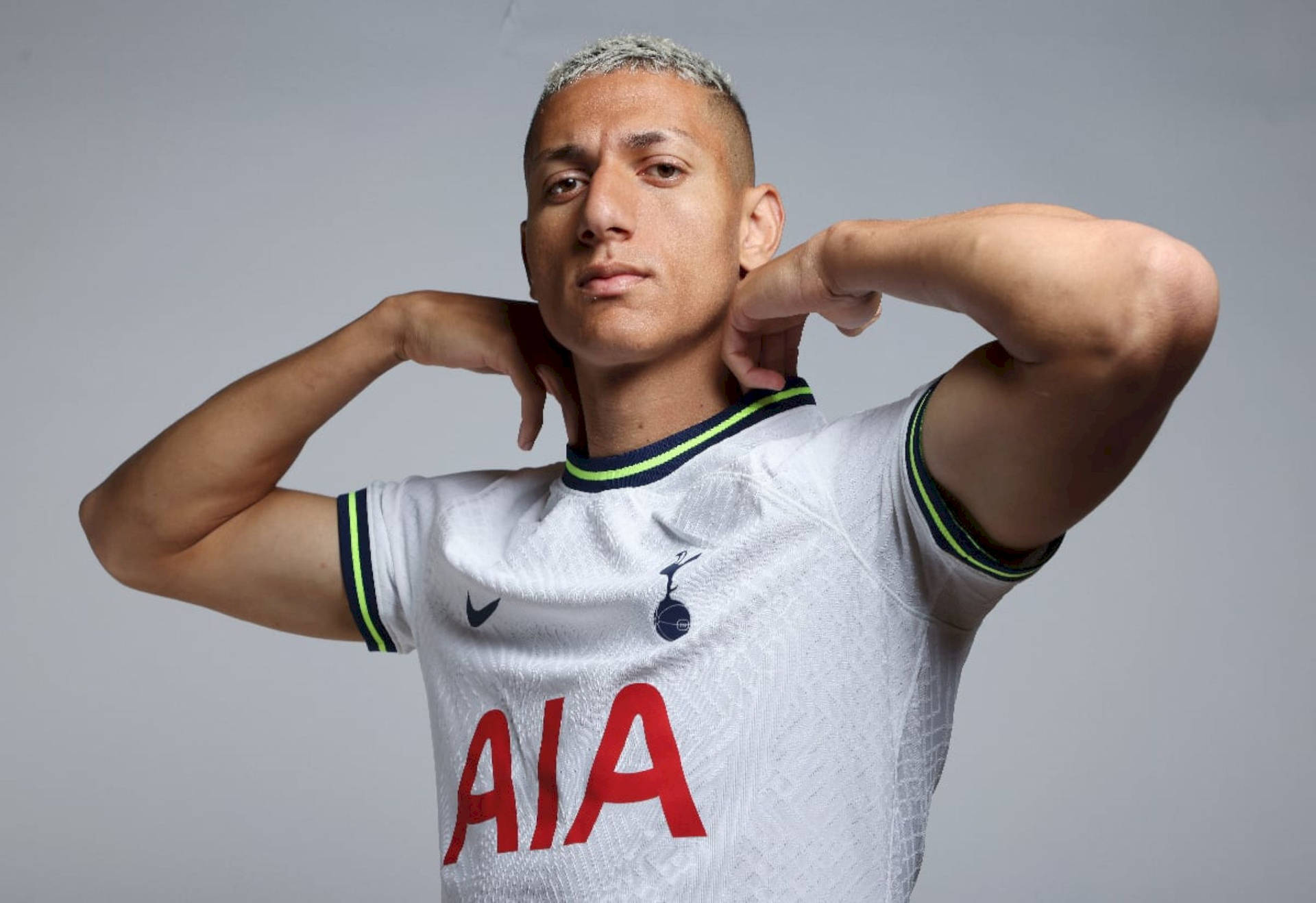Richarlisonde Andrade Visar Upp Sina Muskler - In The Context Of Computer Or Mobile Wallpaper, This Could Be A Caption For An Image Of Richarlison Flexing His Arms. Wallpaper
