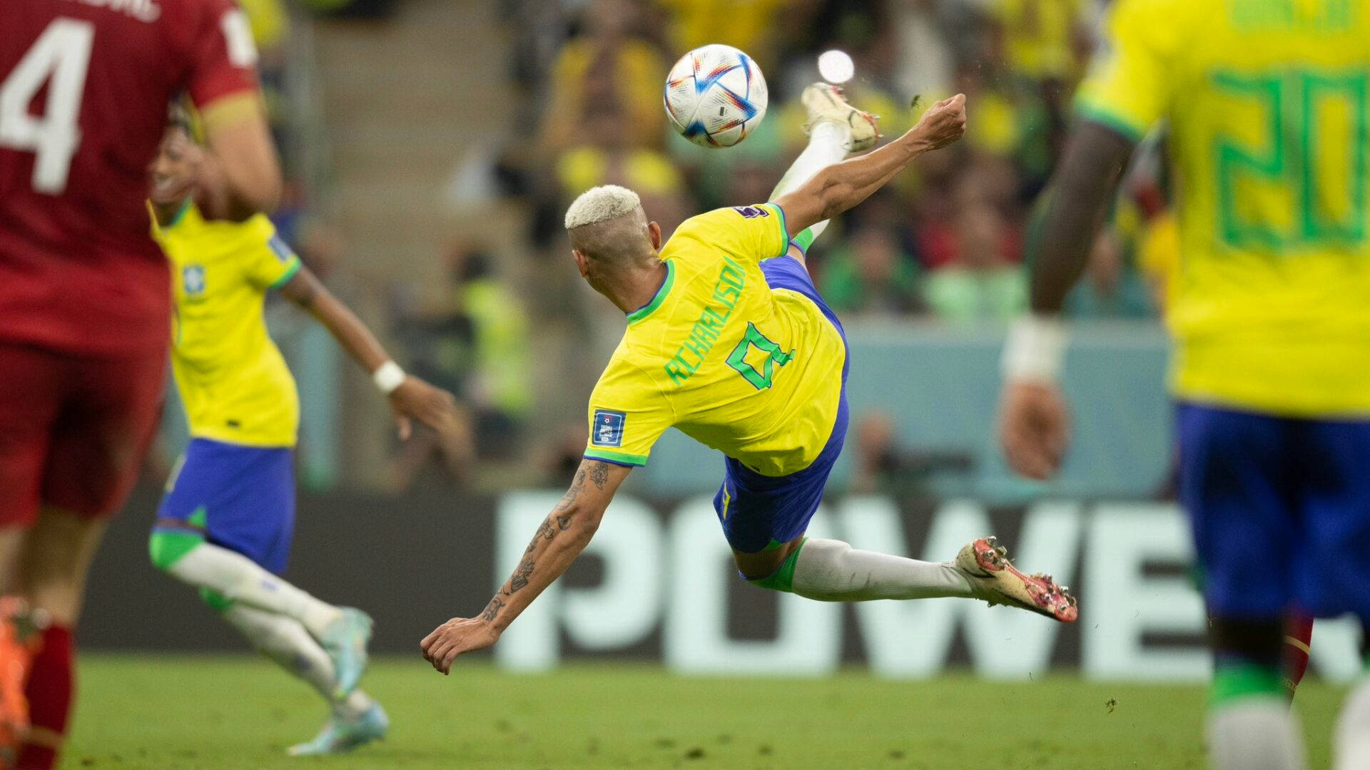 Richarlisonde Andrade Schießt Den Fußball. Wallpaper