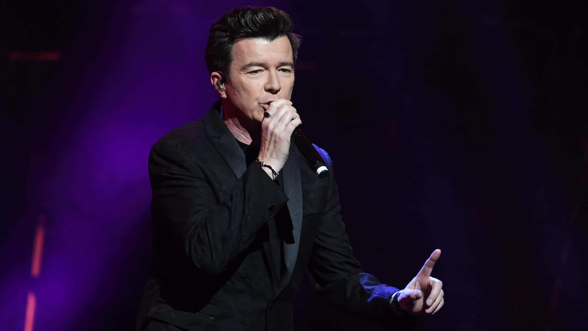 Rick Astley sings onstage during his "Never Gonna Give You Up" Tour Wallpaper
