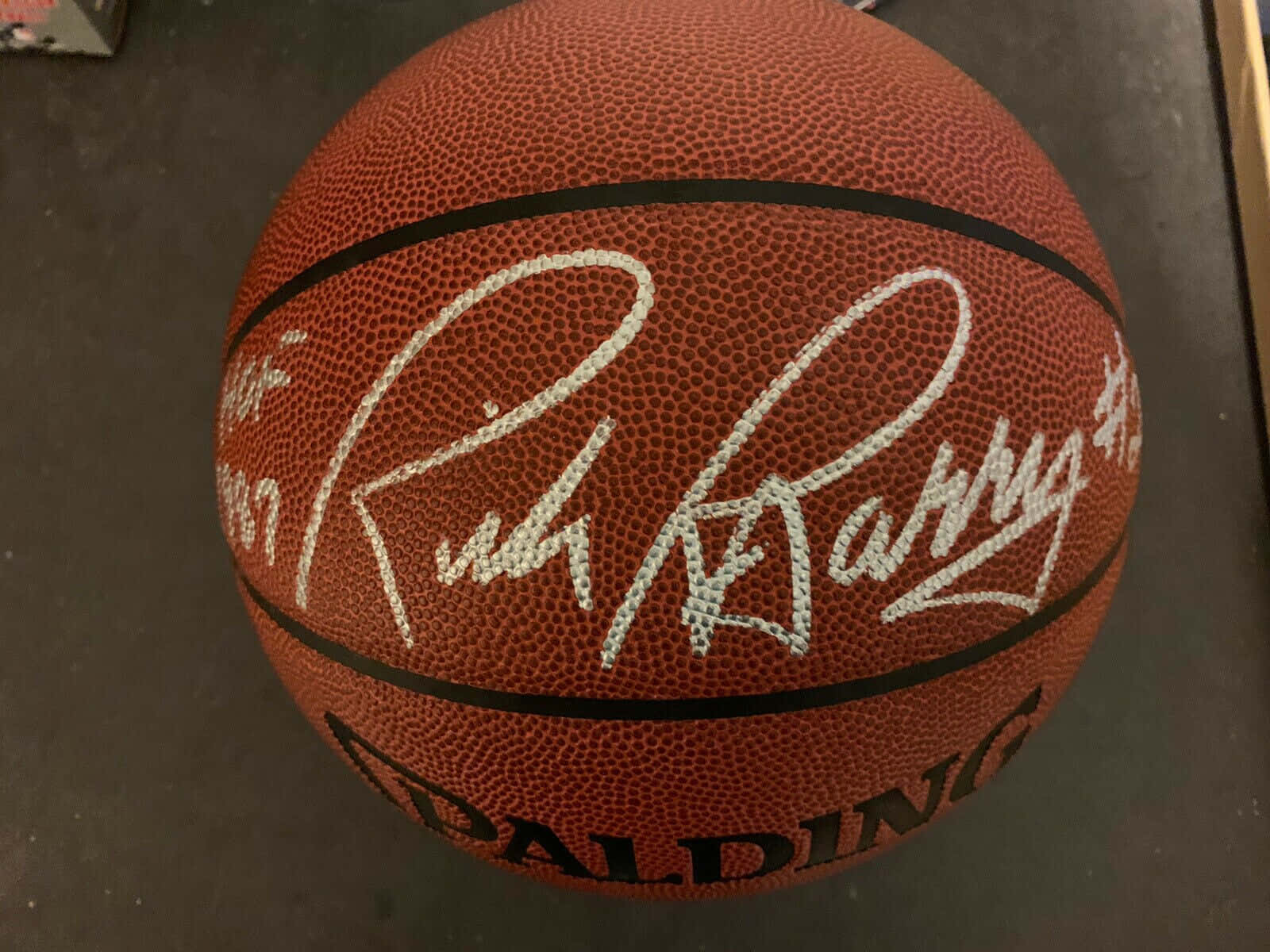 Rickbarry Signerade Spalding Basketboll. Wallpaper
