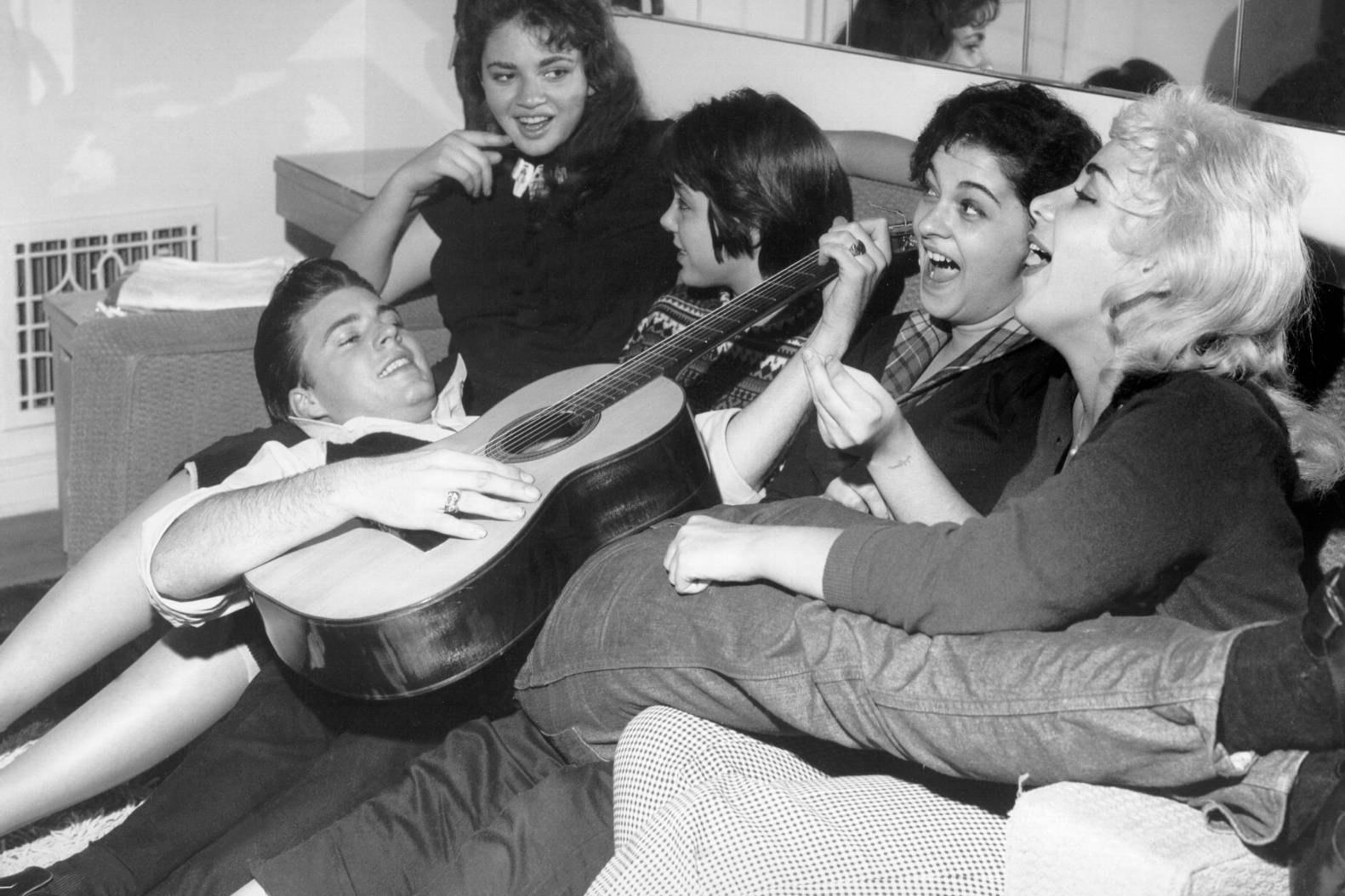 Ricknelson Con Cuatro Fans Femeninas Circa 1958 Fondo de pantalla