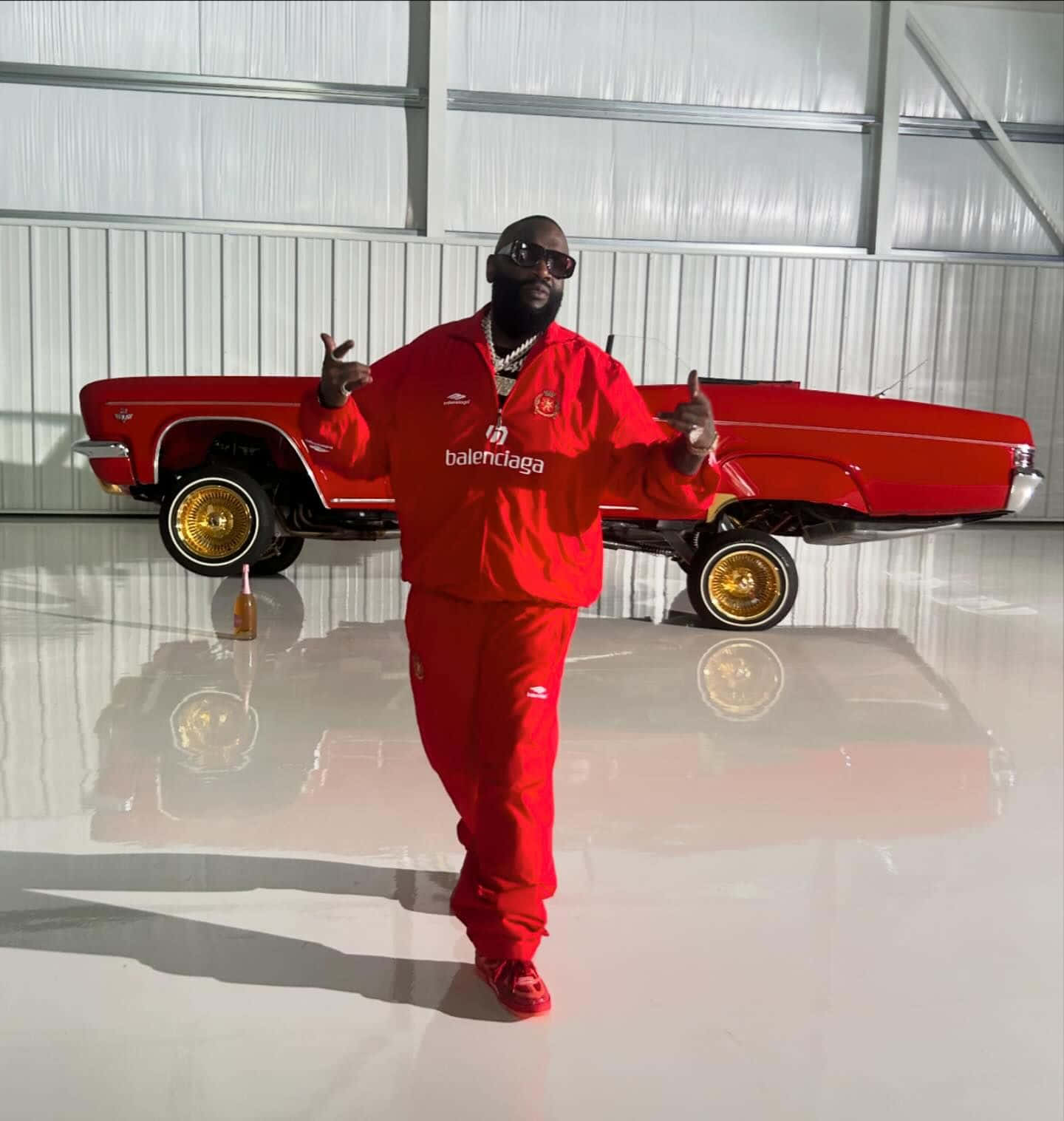 Rick Ross Rode Outfit Klassieke Auto Achtergrond