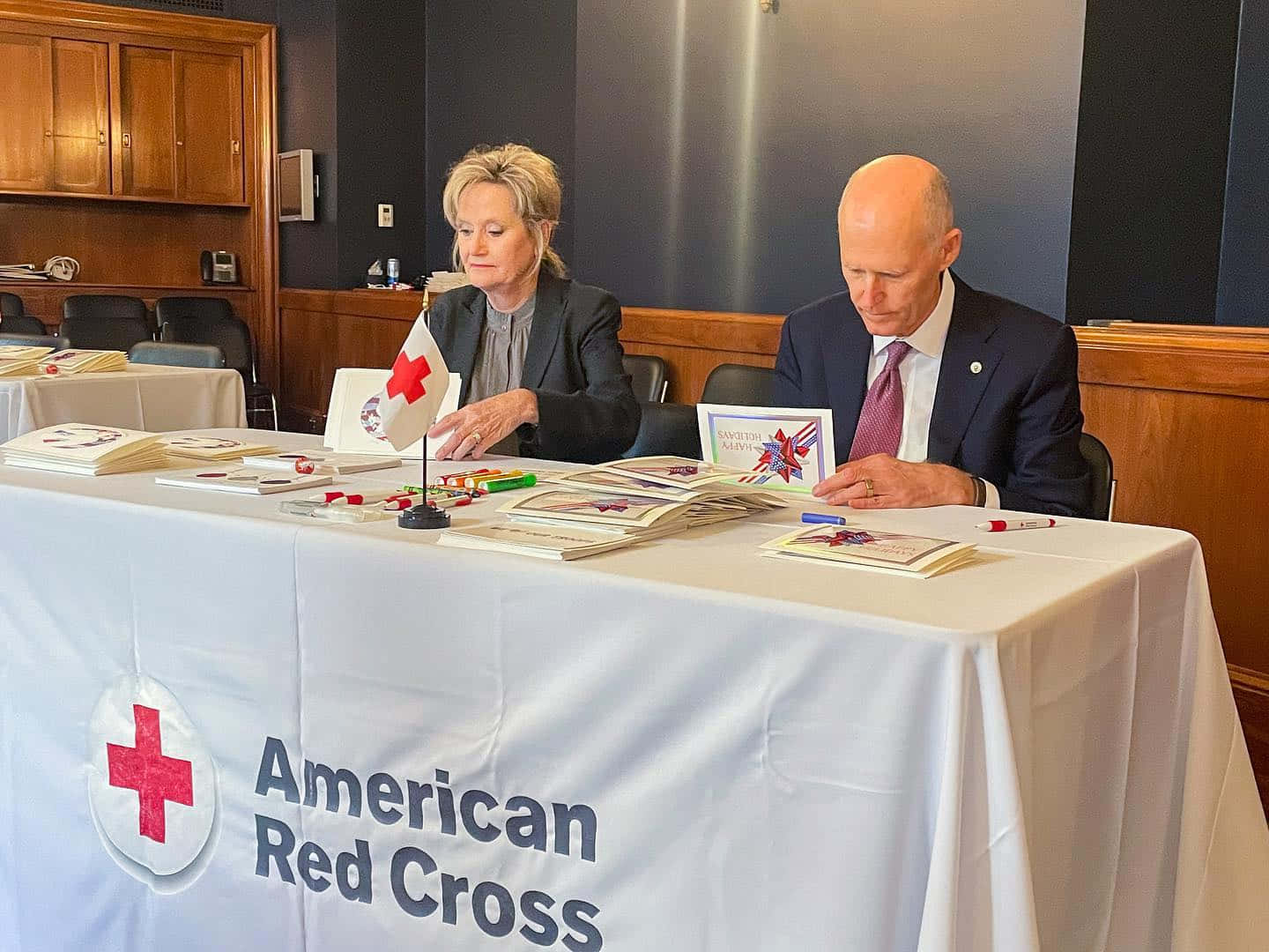 Rickscott Participando Do Evento Da Cruz Vermelha. Papel de Parede