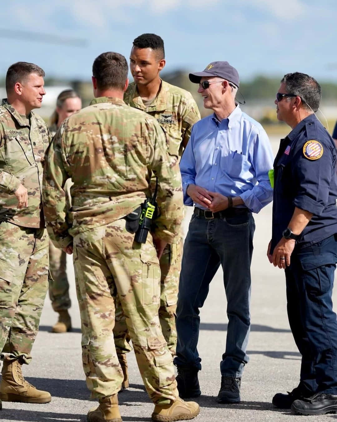 Rick Scott Chats With Us Army Soldiers Wallpaper