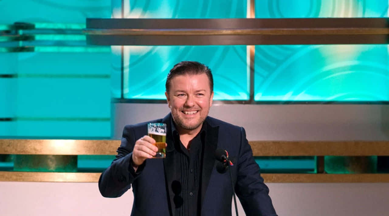 Elcomediante Ricky Gervais Sonríe Para La Cámara. Fondo de pantalla