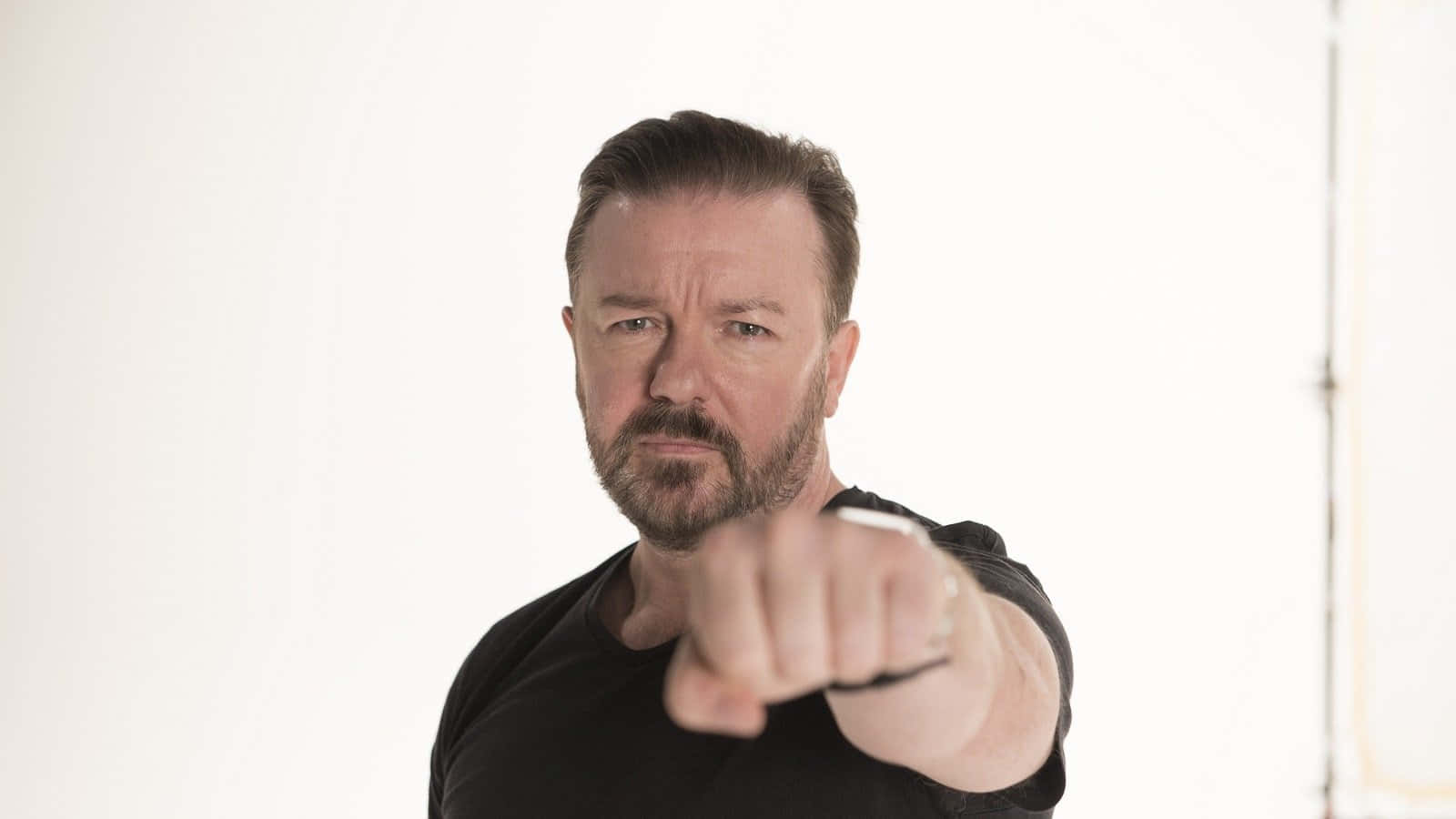 Actor,comediante Y Escritor Ricky Gervais. Fondo de pantalla