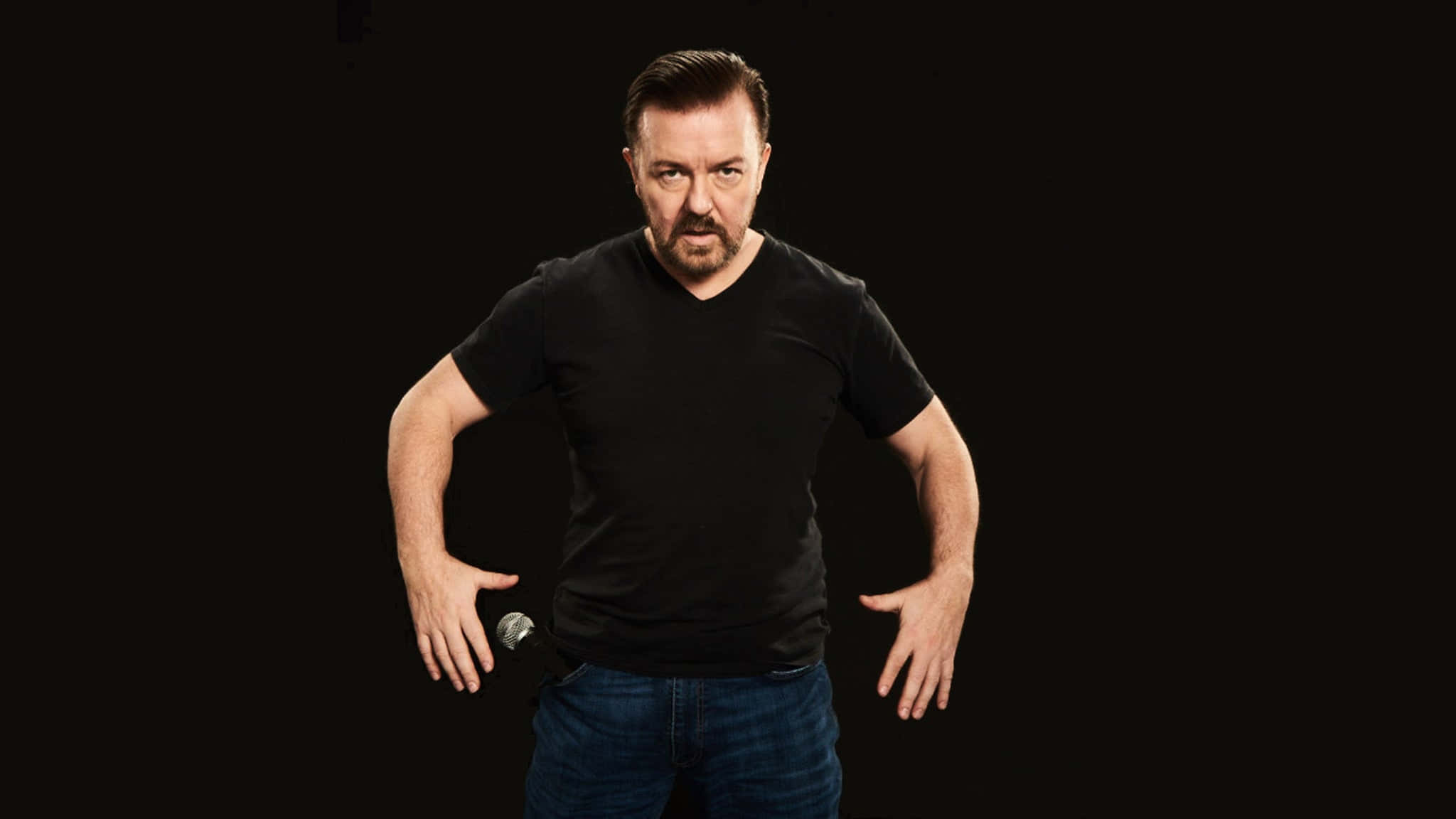 Comedian Ricky Gervais Laughing at a Comedy Event Wallpaper