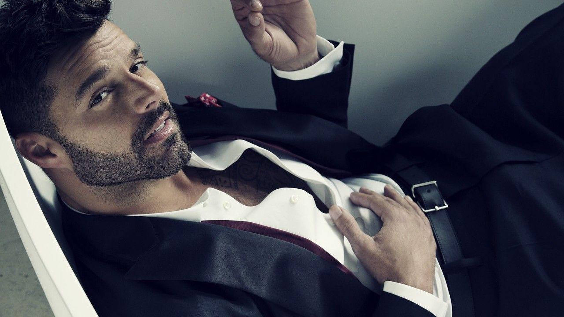 Ricky Martin In Suit Wallpaper