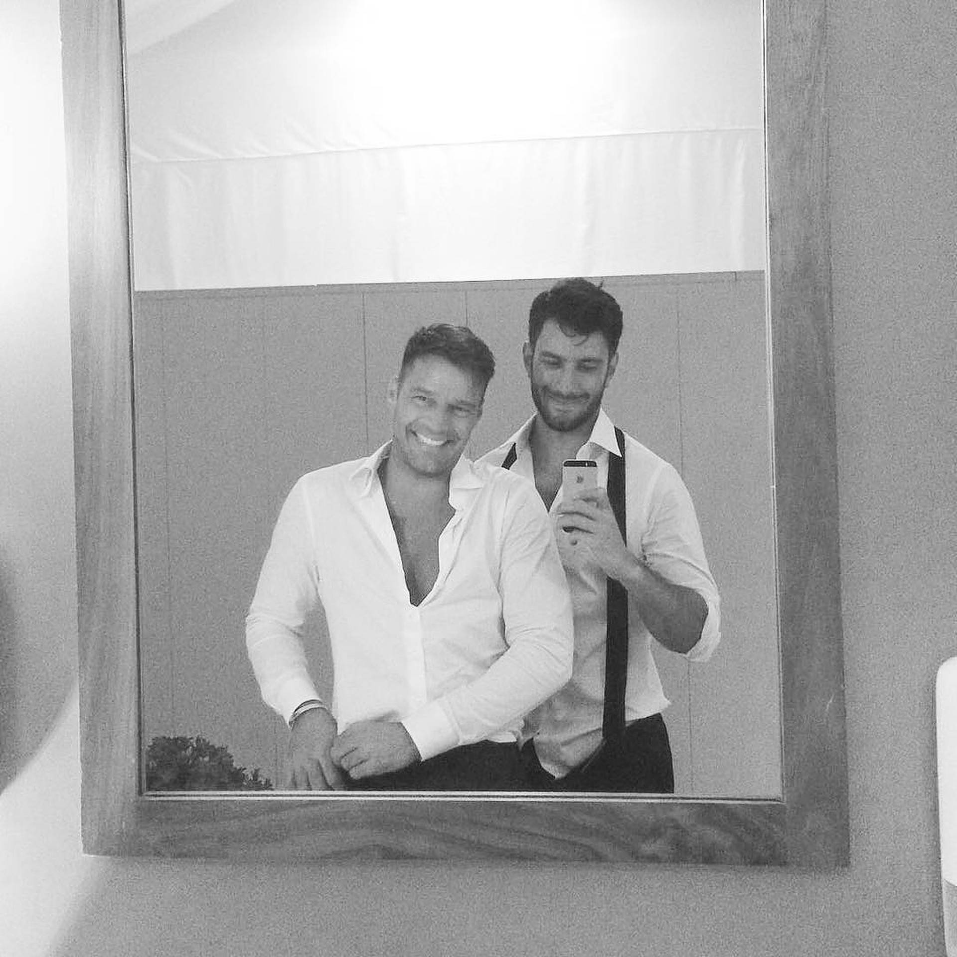 Ricky Martin Mirror Selfie Wallpaper