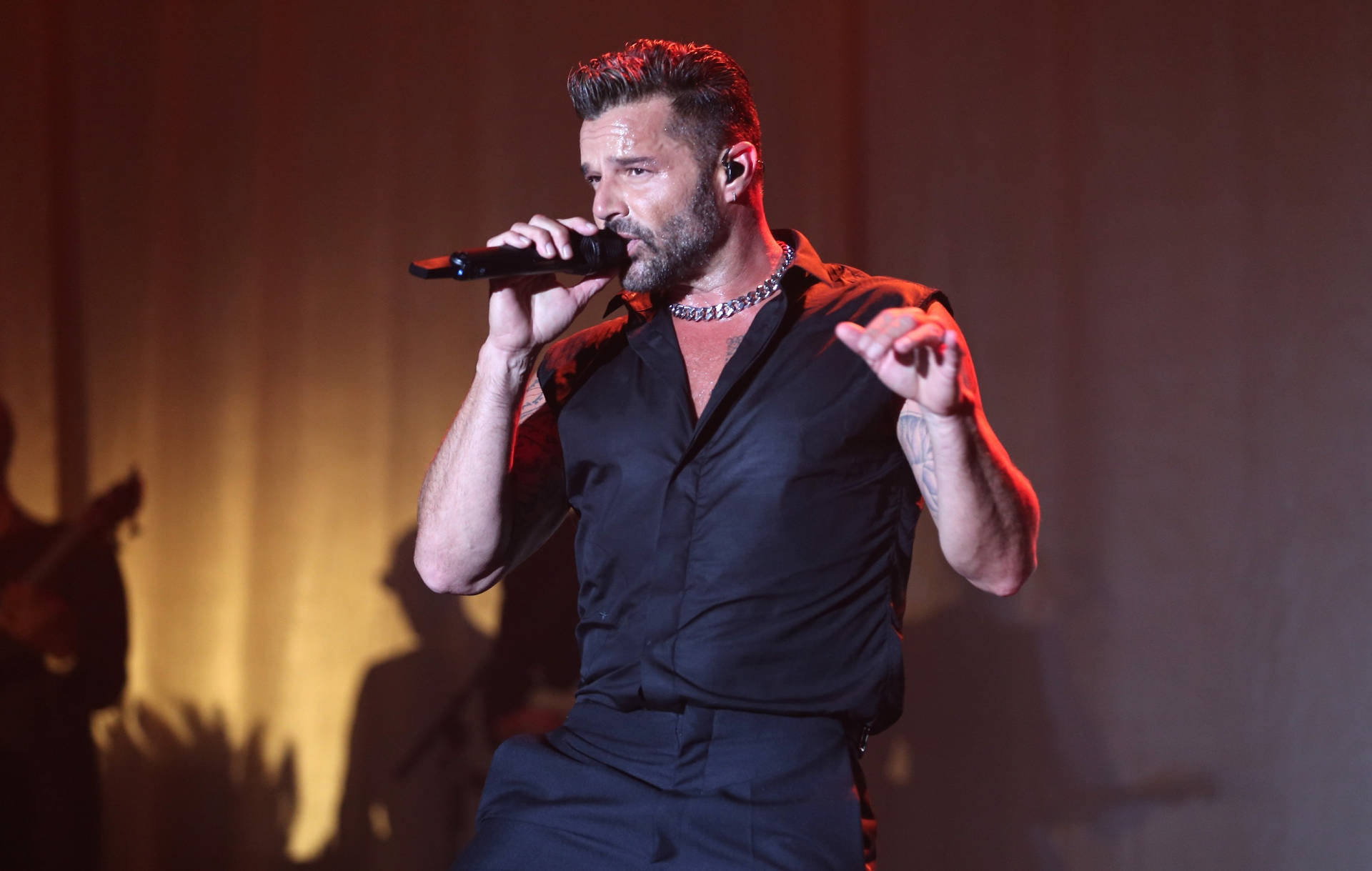 Ricky Martin On Stage Wallpaper