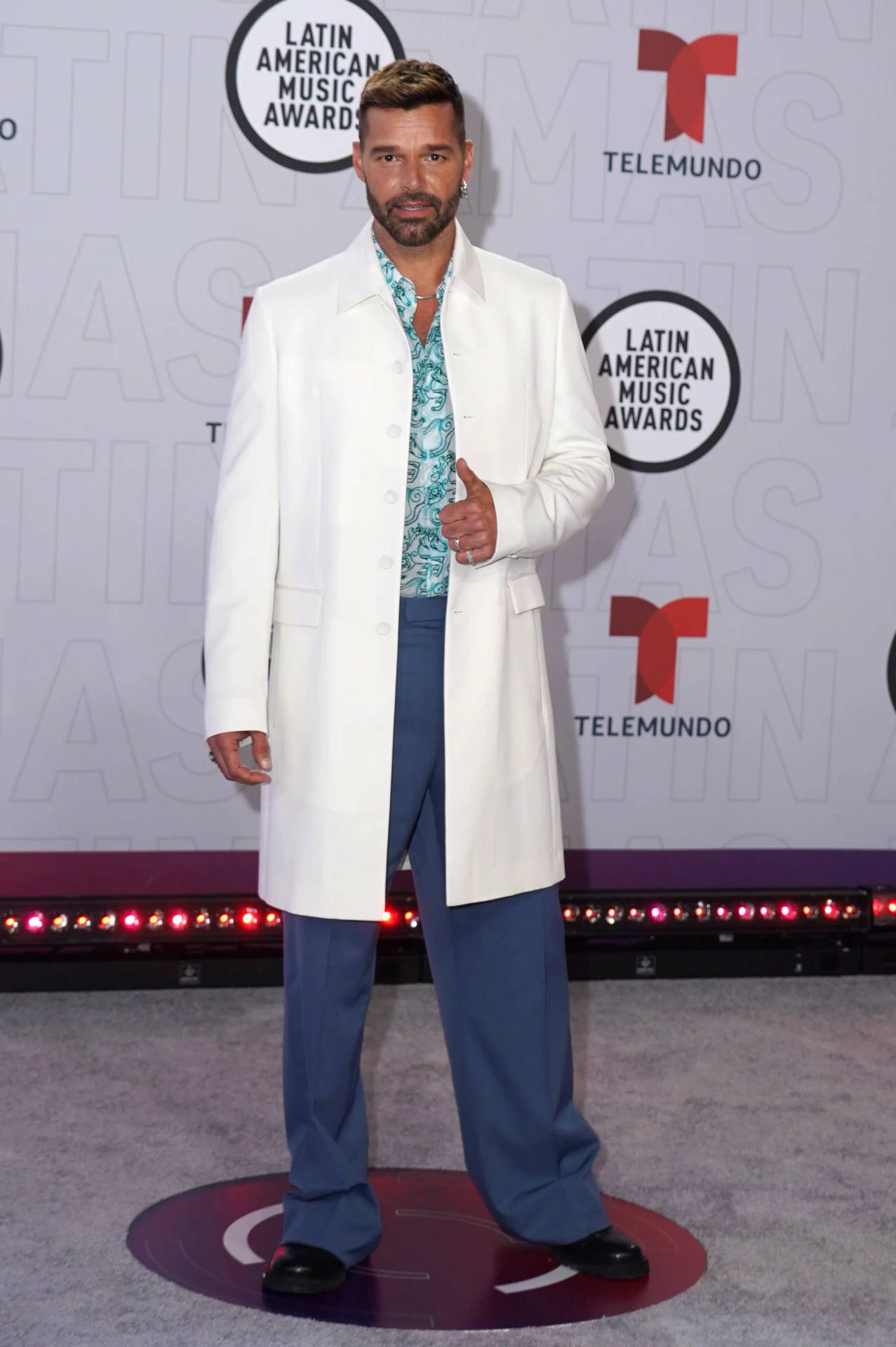 Ricky Martin White Suit Wallpaper