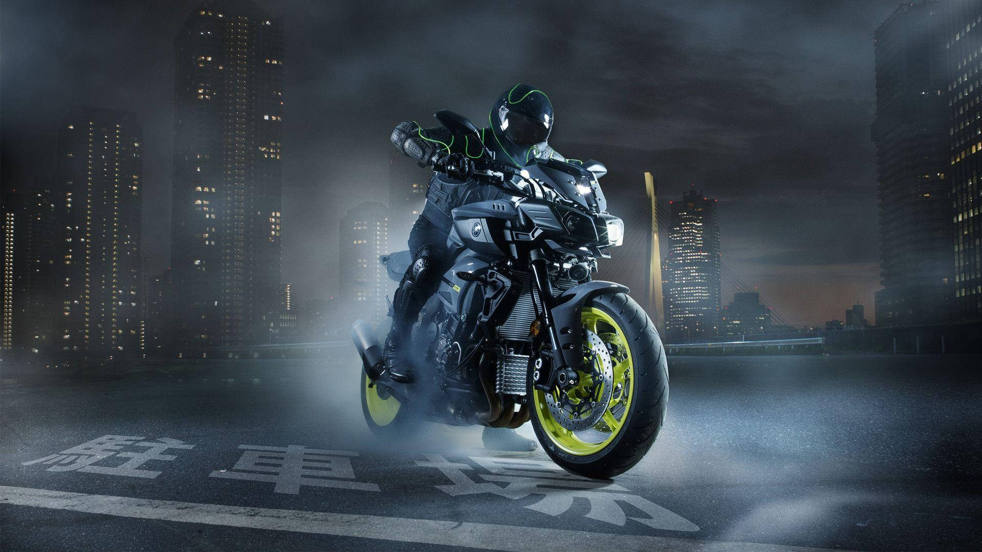 Rider On Black Yamaha Mt 15 Con Impostazione Smokey Sfondo