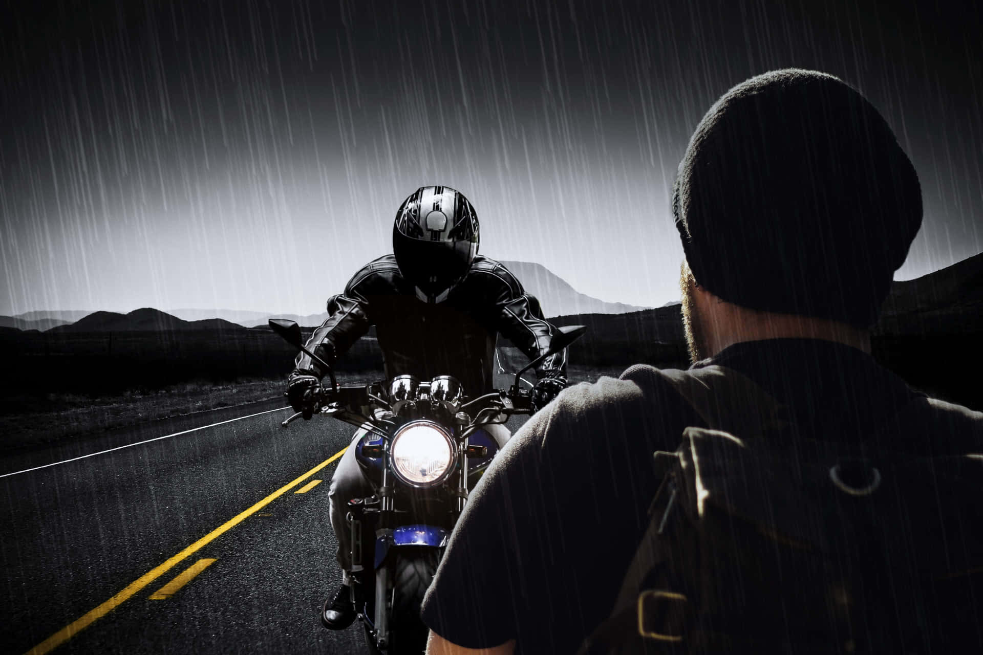Enman Åker Motorcykel I Regnet.