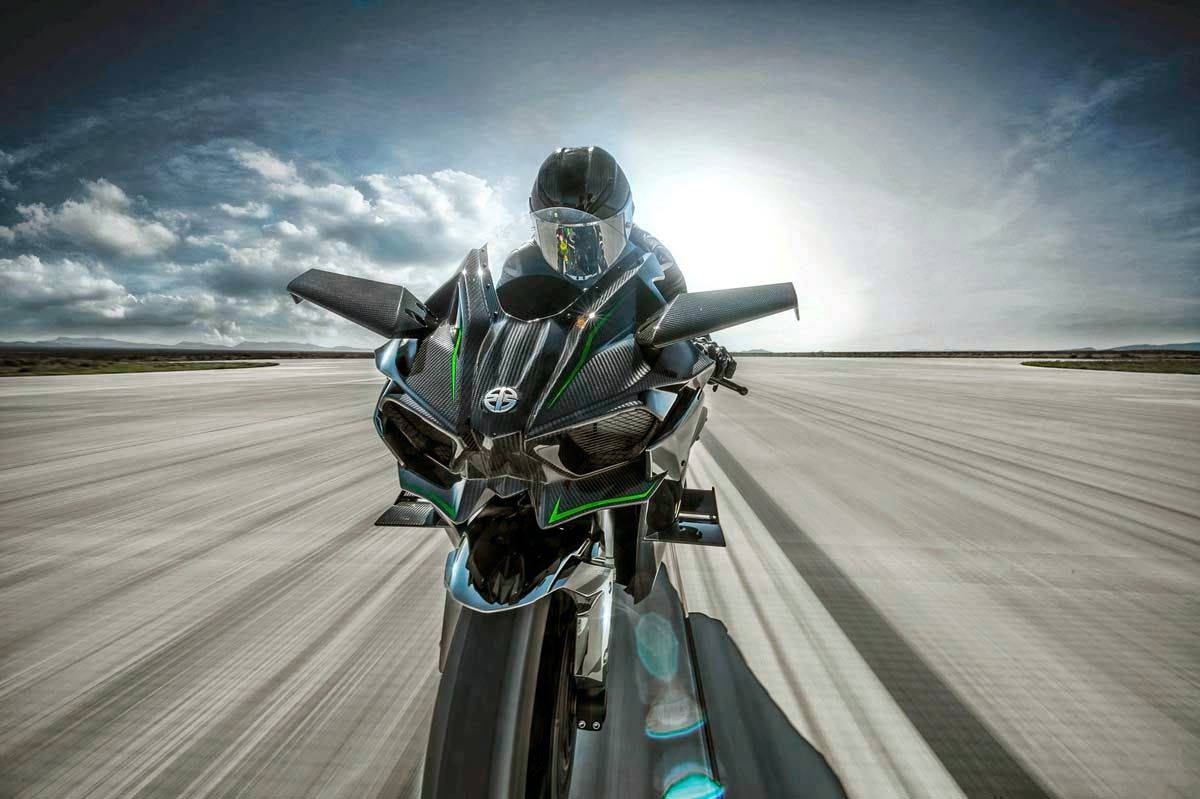 Rider Kör Kawasaki H2r Under Starkt Ljus. Wallpaper