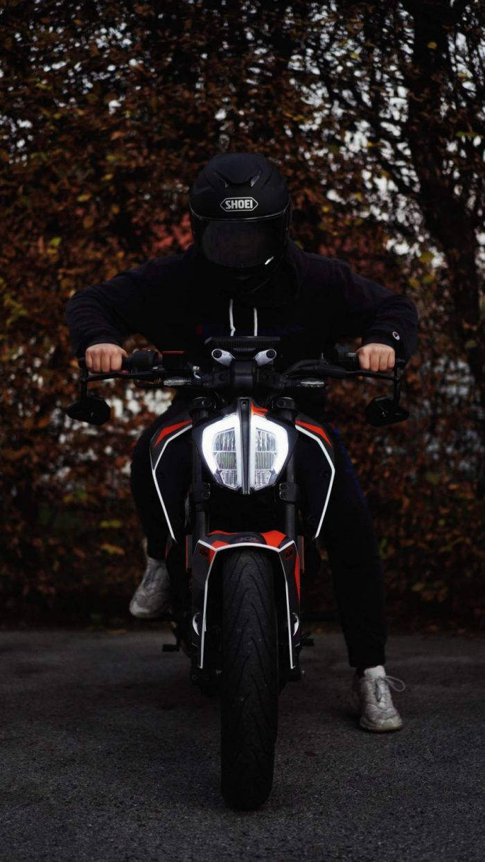 En rider iført hel sort KTM iPhone baggrund. Wallpaper