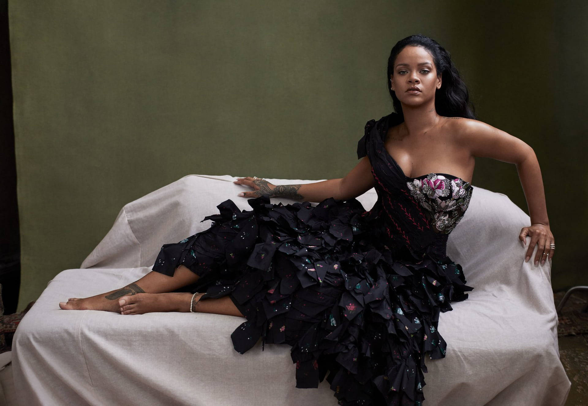 Rihanna HD Dress Sofa Wallpaper