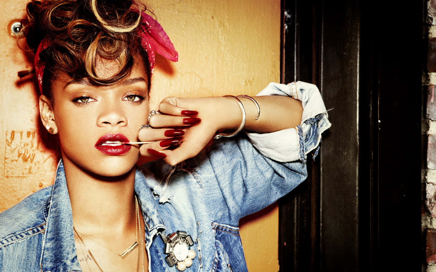 Popmusik-ikone Rihanna Begeistert In Einem Fotoshooting.