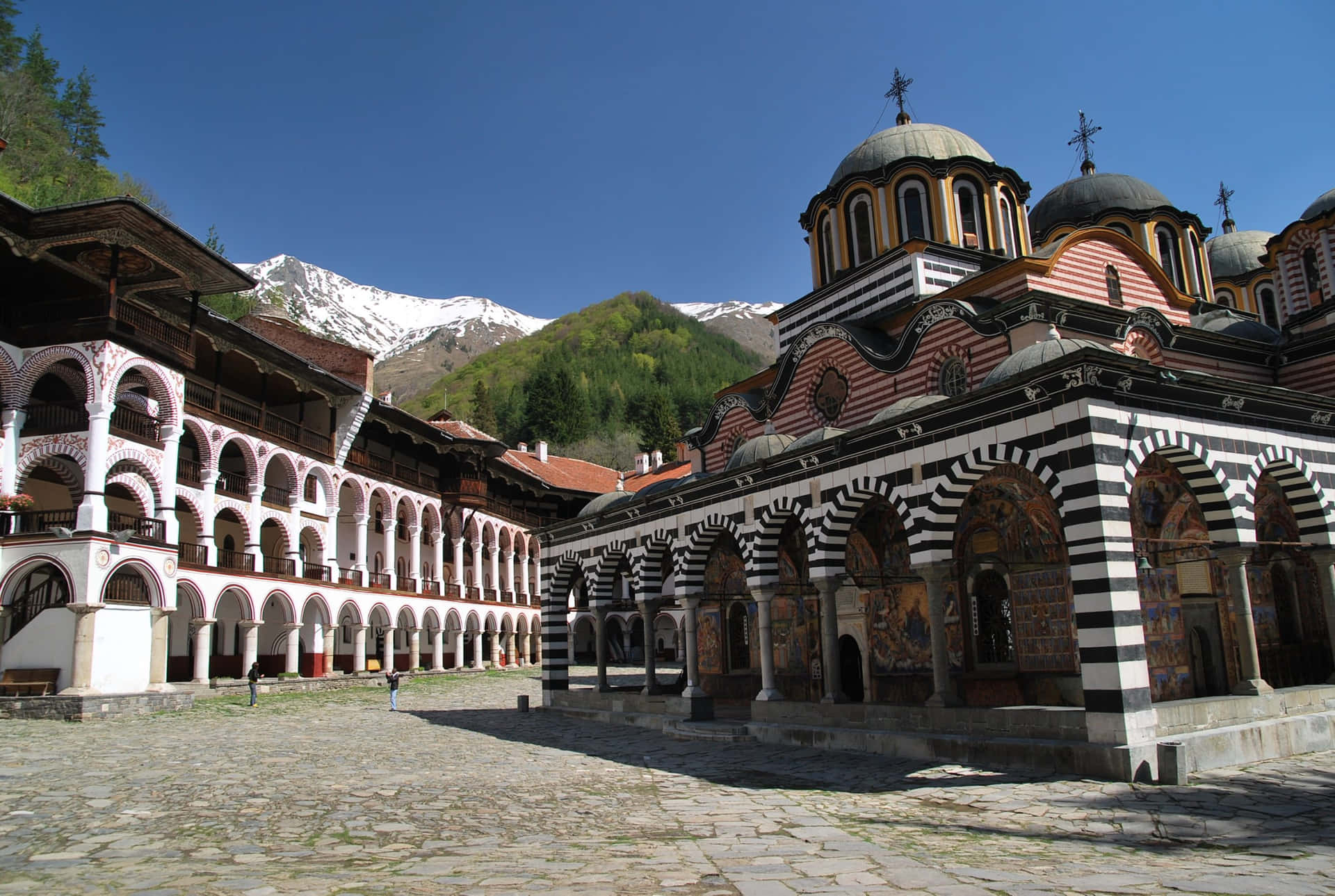 Vistamaestosa Del Cortile Del Monastero Di Rila In Bulgaria Sfondo