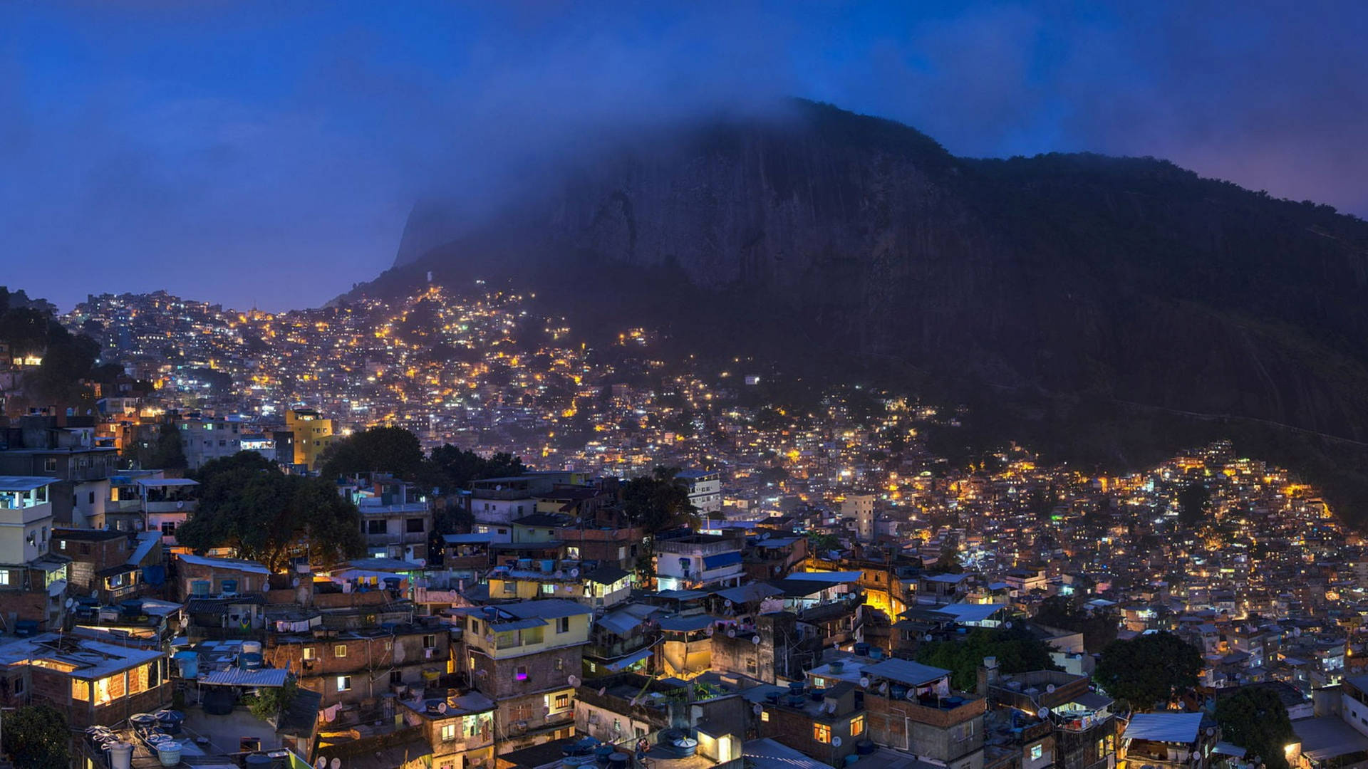 Favela Illuminata Di Rio De Janeiro Sfondo