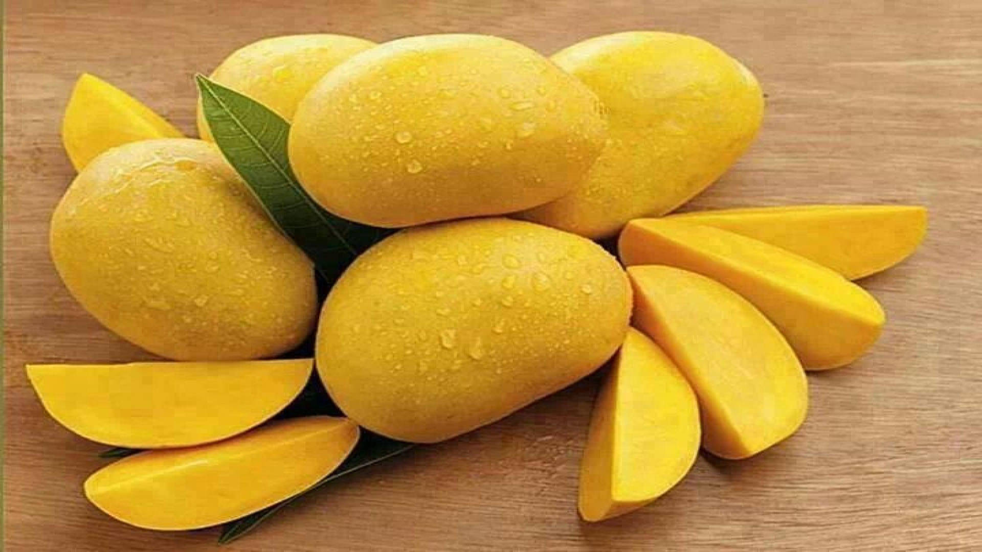 Røde gule mango skiver spredes til en sød sommerdag Wallpaper