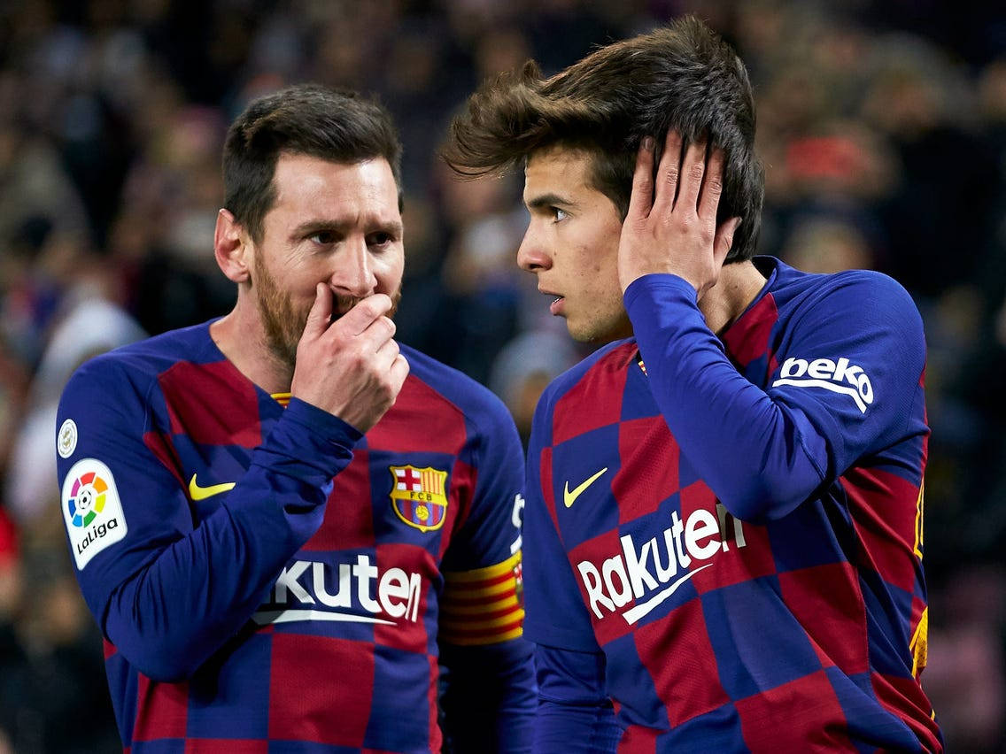 Riqui Puig Lionel Messi Talk Barcelona Vs. Granada Wallpaper